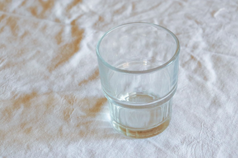 Verre blanchi avec traces de calcaire après lavage