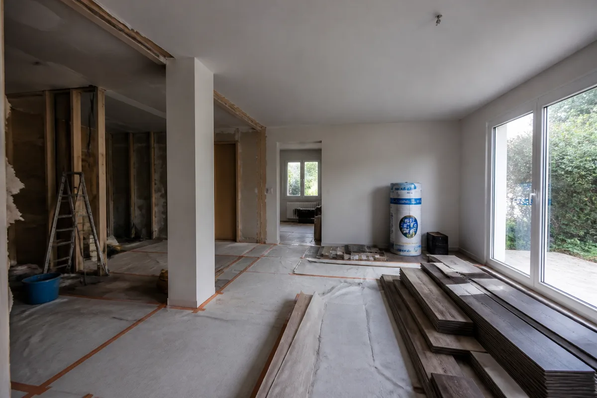 Chantier de rénovation d’une maison de 100 m² avec isolation, menuiseries et matériaux déposés