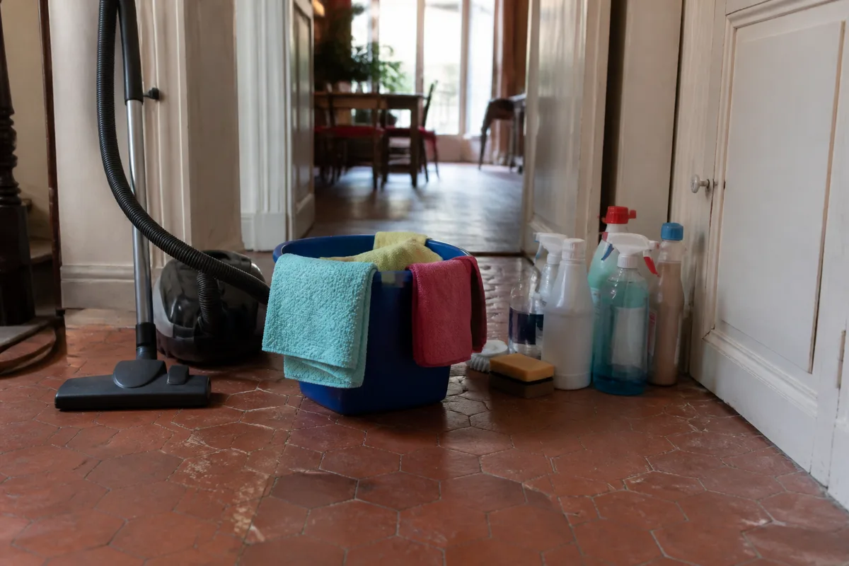 Matériel de ménage réuni avant de nettoyer sa maison