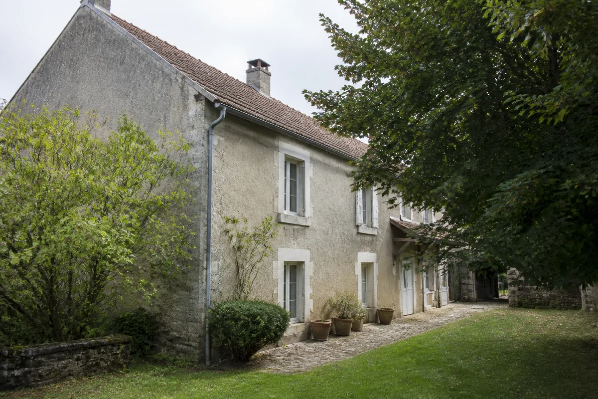Toiture et façade d'une maison ancienne à traiter avant la rénovation intérieure